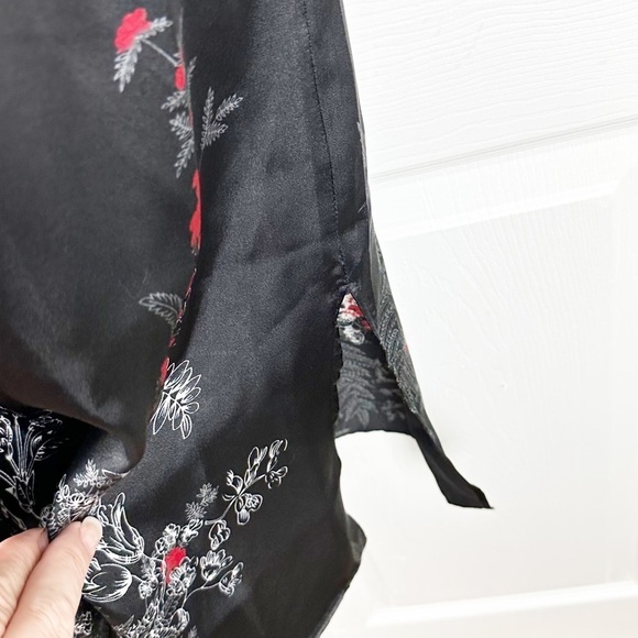 Donna Nadeau Black V Neck Asian Dark Floral Silky Nightgown - Picture 6 of 12